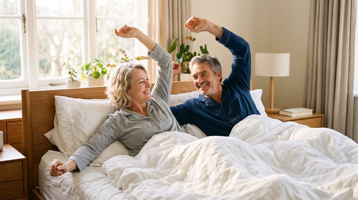 Glückliches Paar im Bett nach erholsamem Schlaf